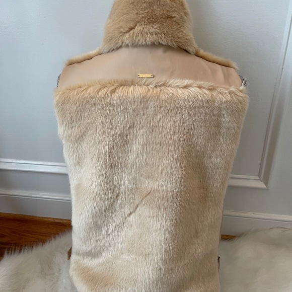 Guess Faux Fur Vest - Picture 3 of 8